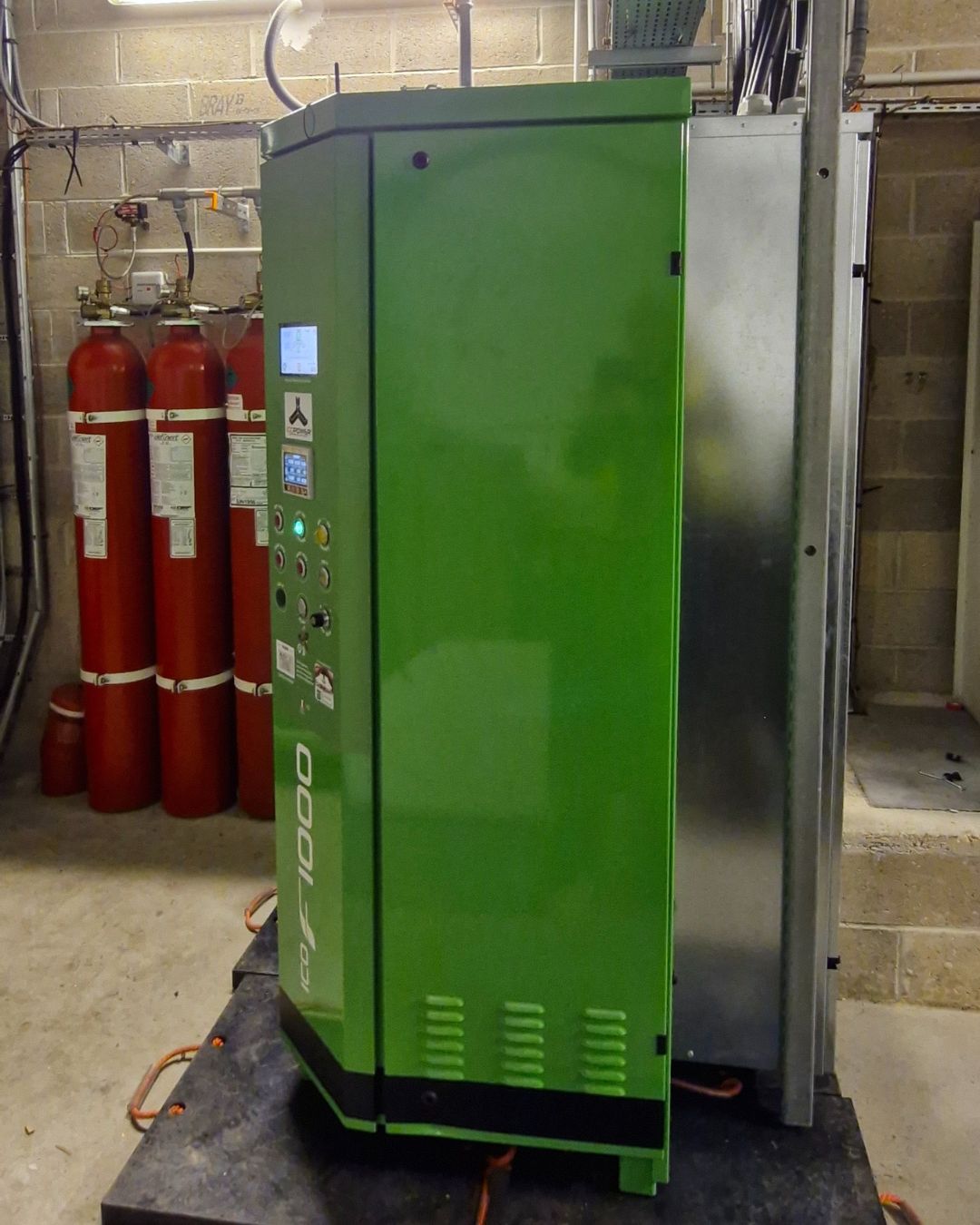 ICOPower F1000 unit - side angle view